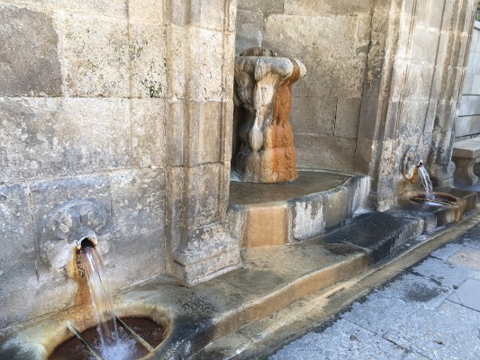 Horký pramen, u kterého je postavené veřejné koupaliště, najdeme v Ourense. Ourense, 19. 9.